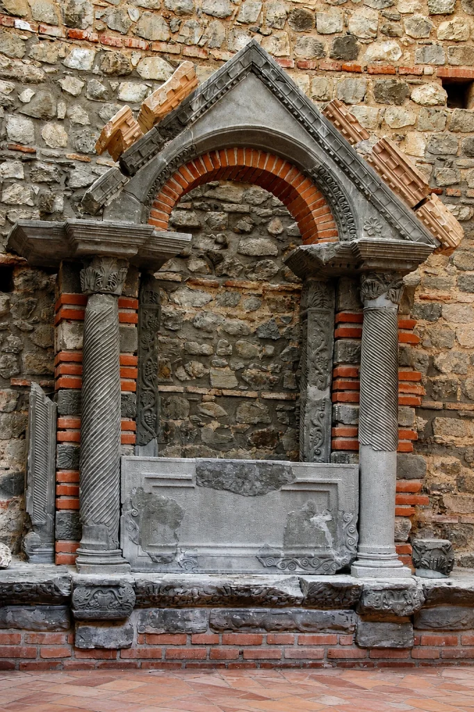 Капија са архиволтом